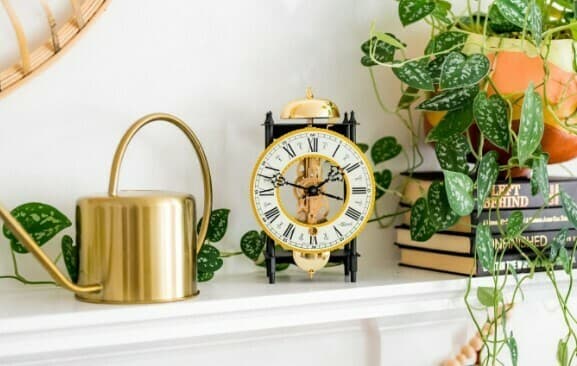 Pendule à poser type squelette cage fer forgé Disponibilité : Expédié sous 1 semaine