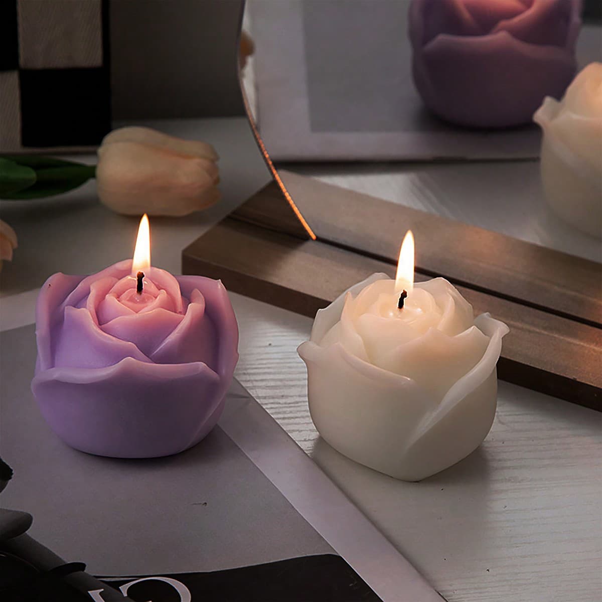 Bougie parfumée à la rose, disponible en plusieurs couleurs et fragrances (blanc-jasmin, rose-pêche blanche oolong, violet-lavande), idéale pour